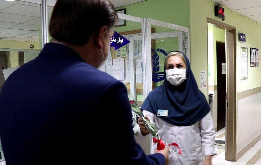 قدردانی استاندار گیلان از پرستاران با اهداء شاخه‌های گل