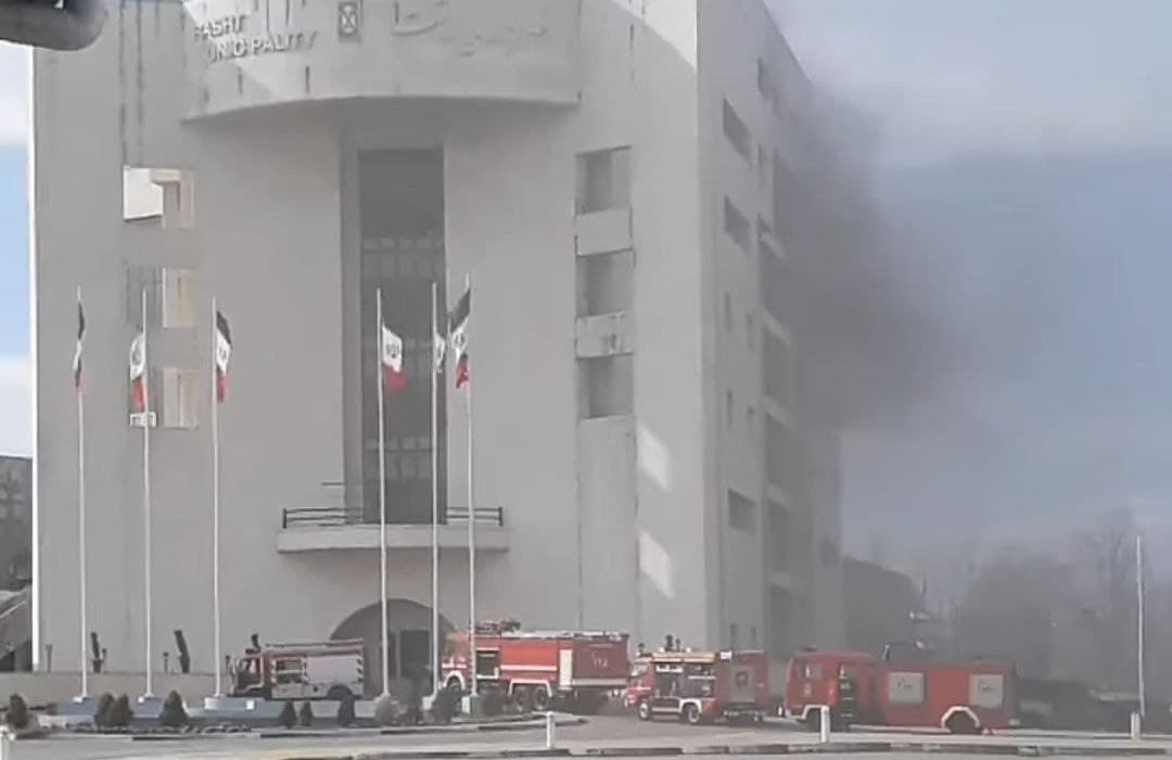 ساختمان مرکزی شهرداری رشت آتش گرفت
