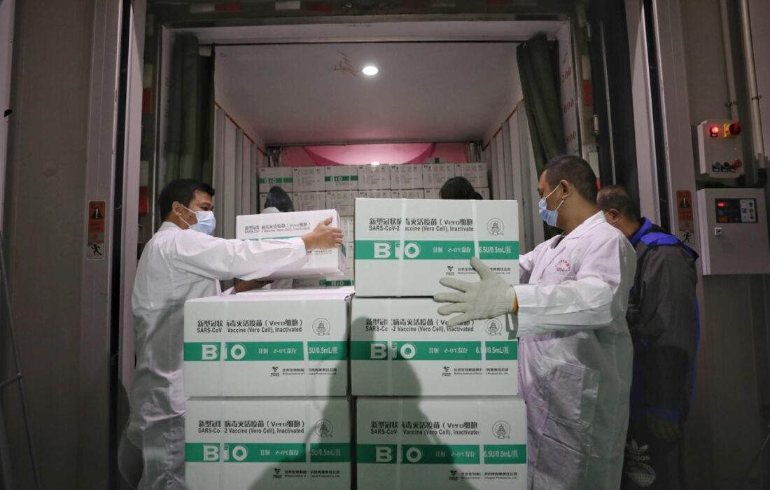 ورود ۴۰۰ هزار دوز واکسن چینی سینوفارم به ایران