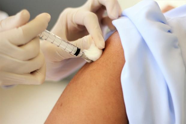 تزریق واکسن به ۶۸ سال به بالا از دوشنبه