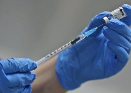مشمولین دریافت واکسن کرونا ثبت نام کنند