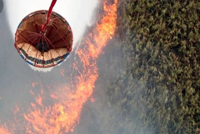 اعزام بالگرد اطفای حریق وزارت دفاع به مناطق دچار آتش سوزی در تالاب انزلی