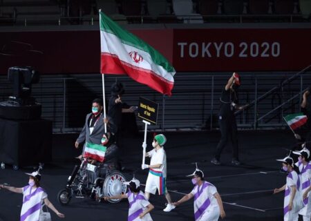 کاروان ایران در افتتاحیه پار المپیک توکیو رژه رفت