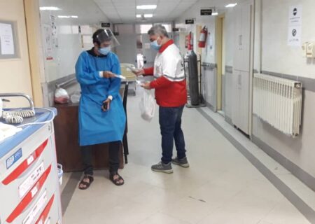 ارائه خدمات داوطلبان و امدادگران جمعیت هلال احمر در بیمارستان‌ رازی شهر رشت