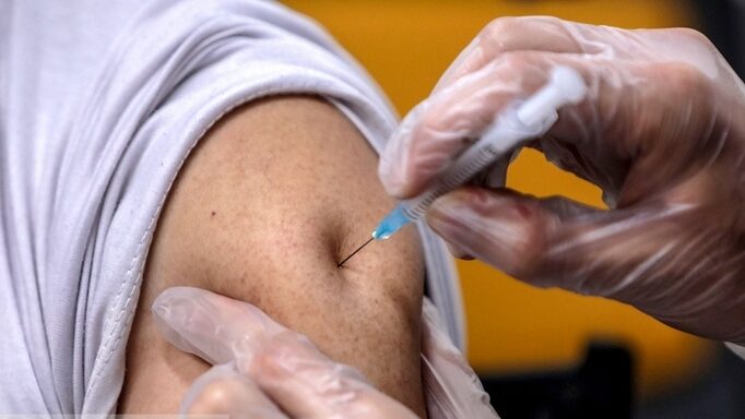 بیش از ۵۰ درصد جمعیت بالای ۱۸ سال گیلان نوبت اول واکسن را دریافت کردند