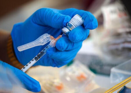 تزریق واکسن کرونا در مناطق غربی گیلان به کُندی انجام می شود