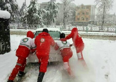 امدادرسانی به ۵۰ نفر از گرفتار شدگان در برف و سرما درگیلان