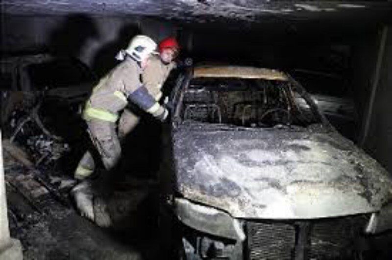 آتش سوزی خودرو در نمایشگاهی در رشت