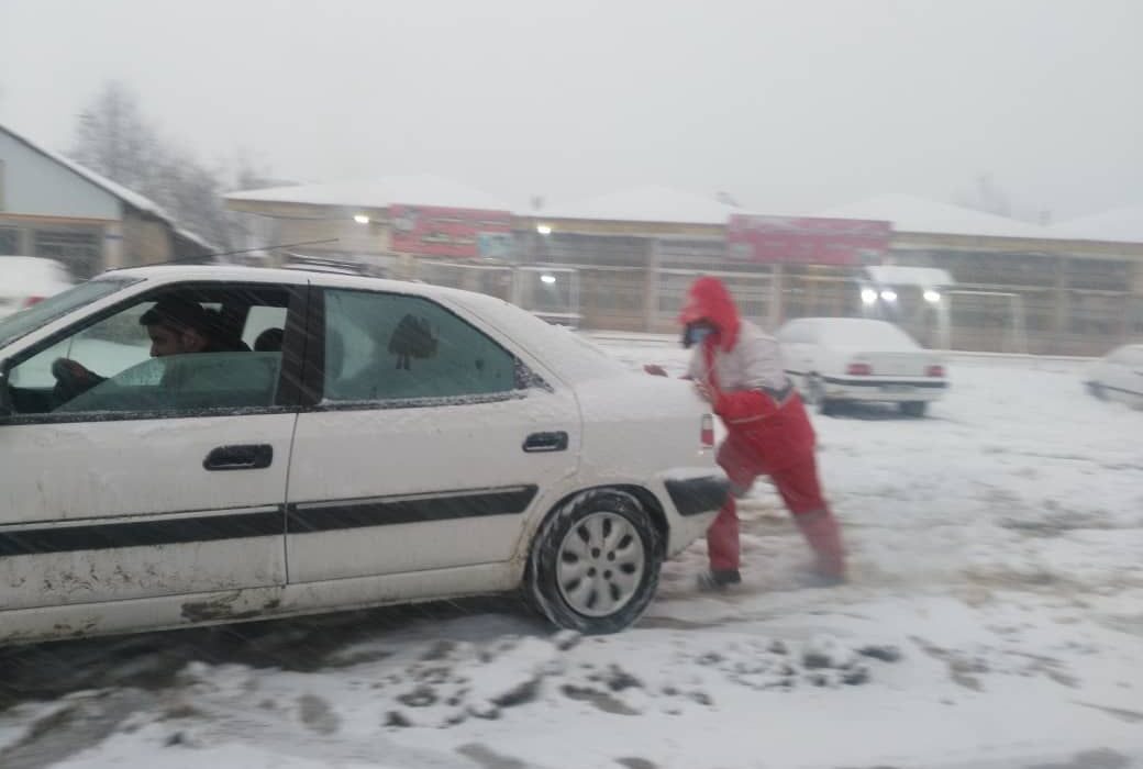 امدادرسانی امدادگران هلال احمر گیلان به در راه ماندگان در برف