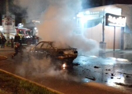 مهار آتش سوزی خودروی سواری در پیربازار رشت