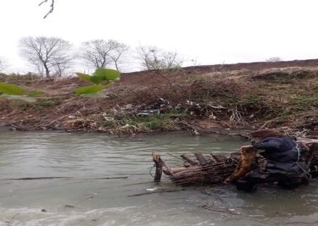 تخریب سد‌های غیرمجاز ماهیگیری در رضوانشهر