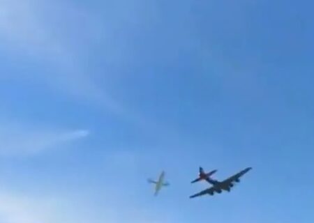 فیلم برخورد یک هواپیما با بمب افکن بی ۱۷ در آسمان