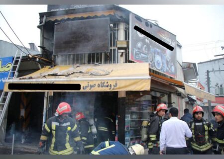 آتش‌سوزی مغازه لوازم صوتی رشت به دلیل اتصال در سیم کشی برق