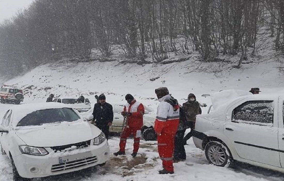 امدادرسانی هلال احمر گیلان به ۳۰ خودروی گرفتار در برف
