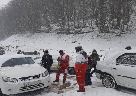 امدادرسانی هلال احمر گیلان به ۳۰ خودروی گرفتار در برف
