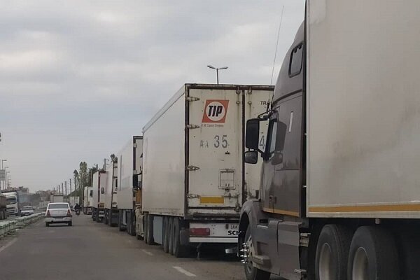 ترخیص کامیون‌های ترانزیت از مرز آستارا سرعت می‌گیرد