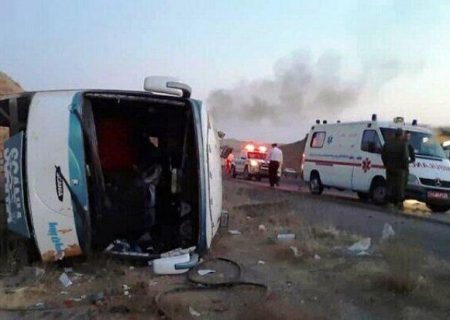 واژگونی اتوبوس در اردبیل/ ۱۰ مسافر مصدوم شدند و ۳ نفر جان باختند