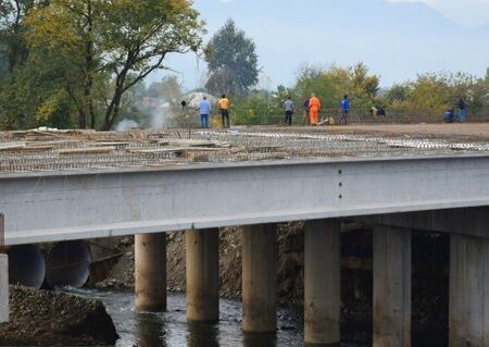 ساخت پل مرزی اتومبیل روی آستارا به زودی تمام می شود