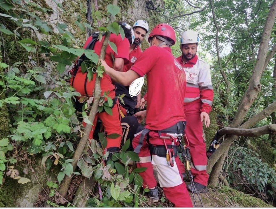 نجات مرد ۳۸ ساله آسیب دیده از ارتفاعات لیالستان