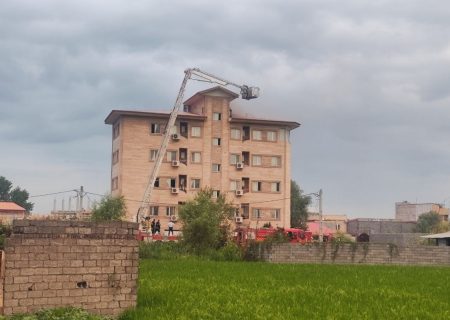 نجات ساکنان یک ساختمان از میان دود و آتش در رشت