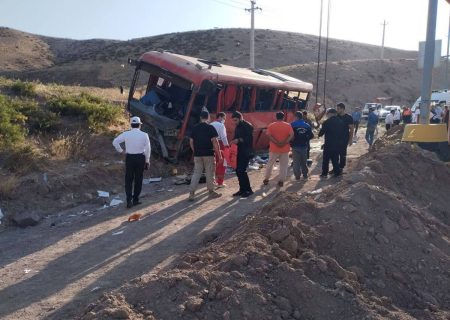 واژگونی اتوبوس زائران گیلانی در جاده قزوین – رشت؛ ۱۵ نفر مصدوم شدند