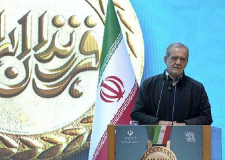 با آدم‌های بی‌سواد، فرصت طلب و ریاکار نمی‌توانیم به جایی برسیم؛ حل مشکلات کشور با وجود جوانان با انگیزه ممکن است