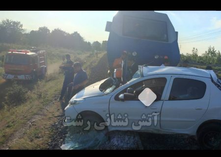 تصادف مرگبار پژو ۲۰۶ با قطار در جاده لاکان رشت؛ ۲ نفر جان باختند