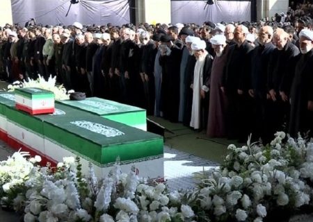 اقامه نماز بر پیکرهای مطهر شهدا با حضور ۳ فرزند رهبر شهید
