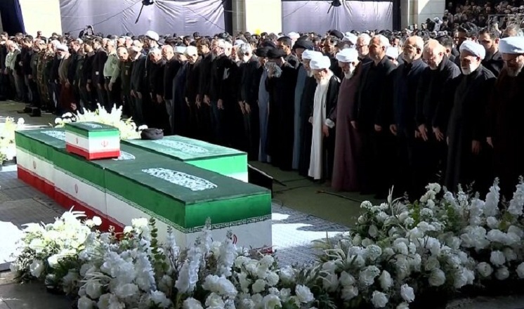 اقامه نماز بر پیکرهای مطهر شهدا با حضور ۳ فرزند رهبر شهید